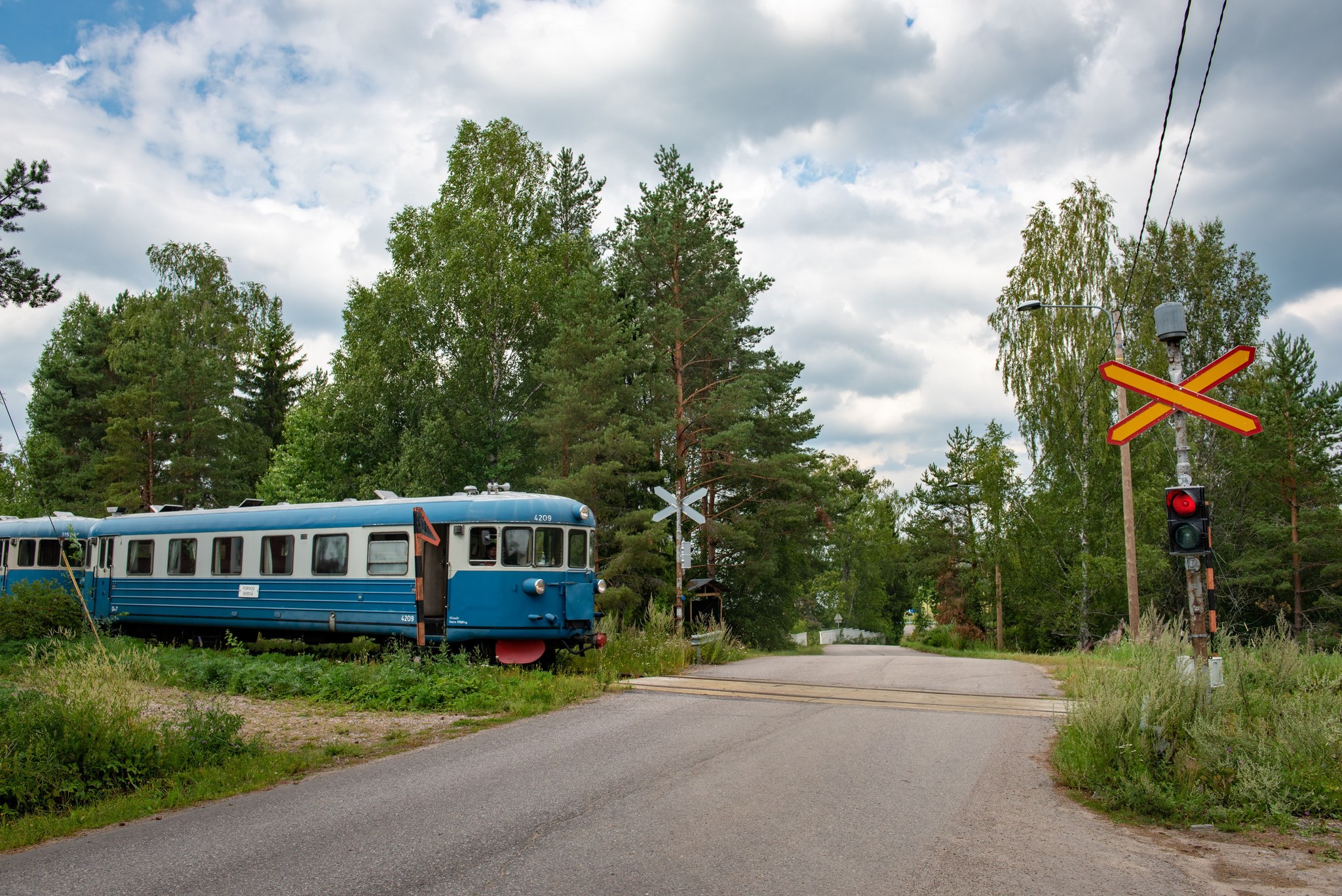 Lättähattu-juna saapuu tasoristeykseen, kuvituskuva