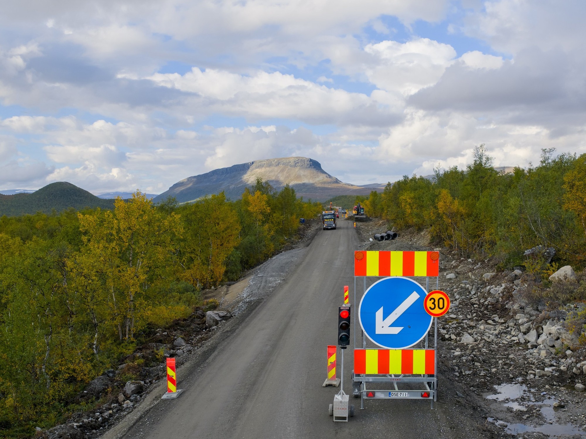 Kilpisjärventie syksyllä 2025, kun asfalttia ajetaan. 