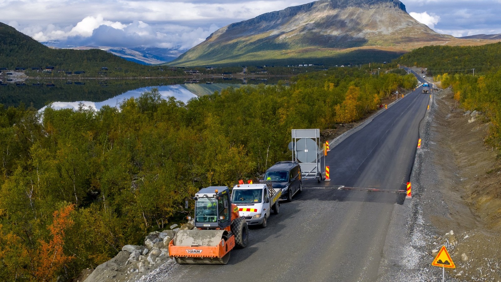 Asfalttia ajetaan Kilpisjärventiellä.