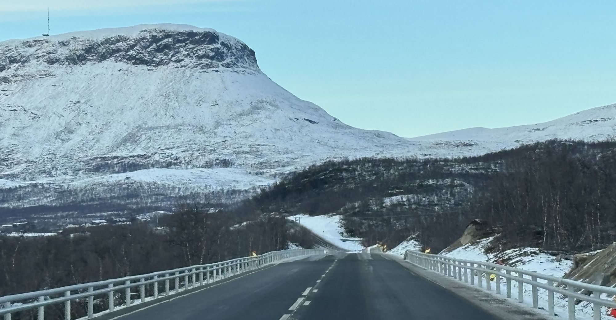 Ailakkalahti-Kilpisjärvi-tie, taustalla näkyy Saanatunturi