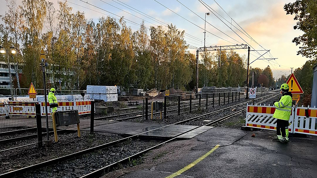 Opastajat ohjeistivat kulkijoita raiteiden turvallisessa ylittämisessä Kauniaisissa lokakuun kahden ensimmäisen viikon aikana.