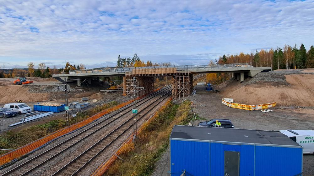 Rakenteilla oleva rautatien ylittävä maantiesilta.