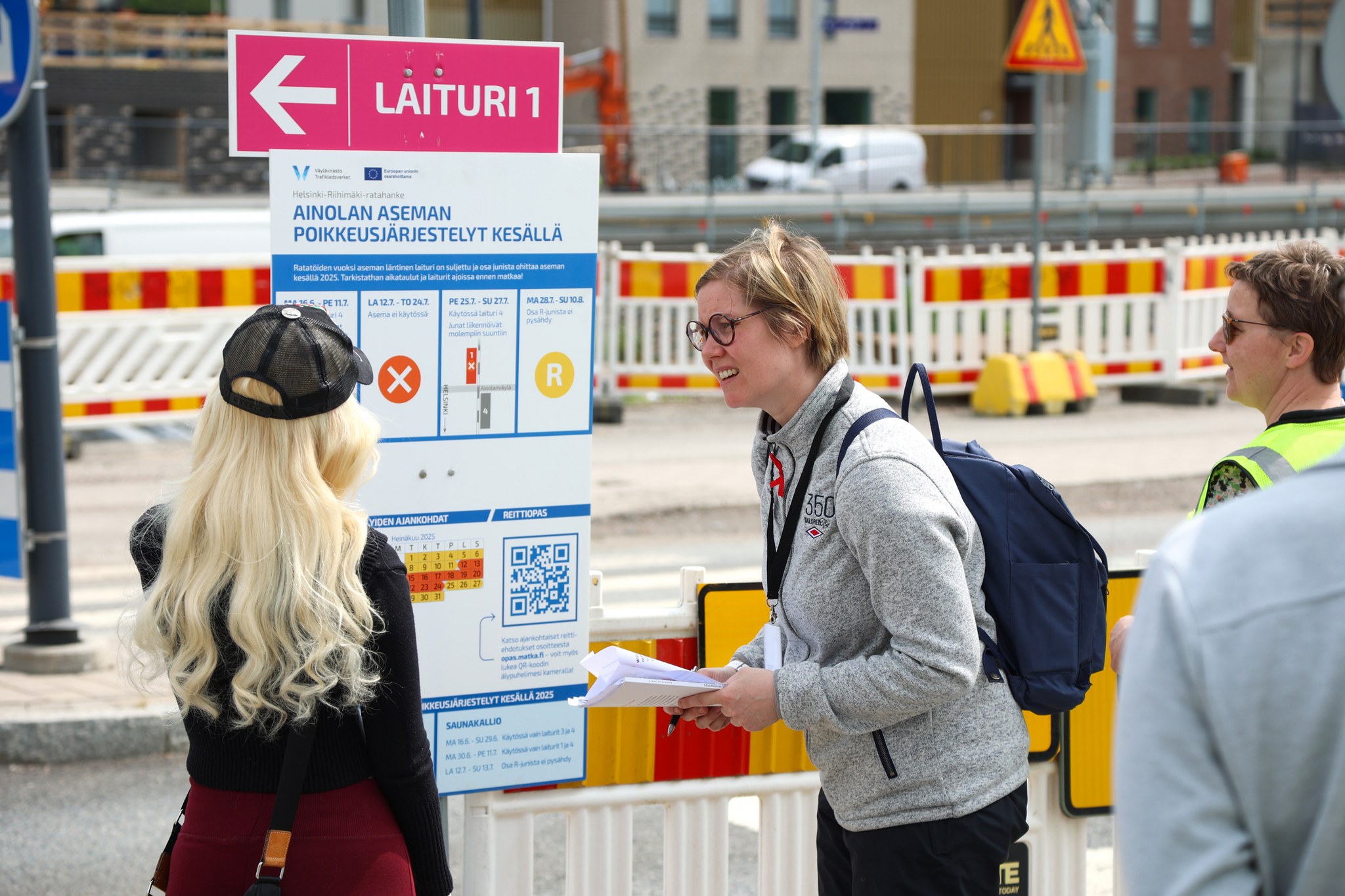 Kansalaistestausta Ainolan asemalla. Kuvassa tilapäiset opasteet ja testaajia.