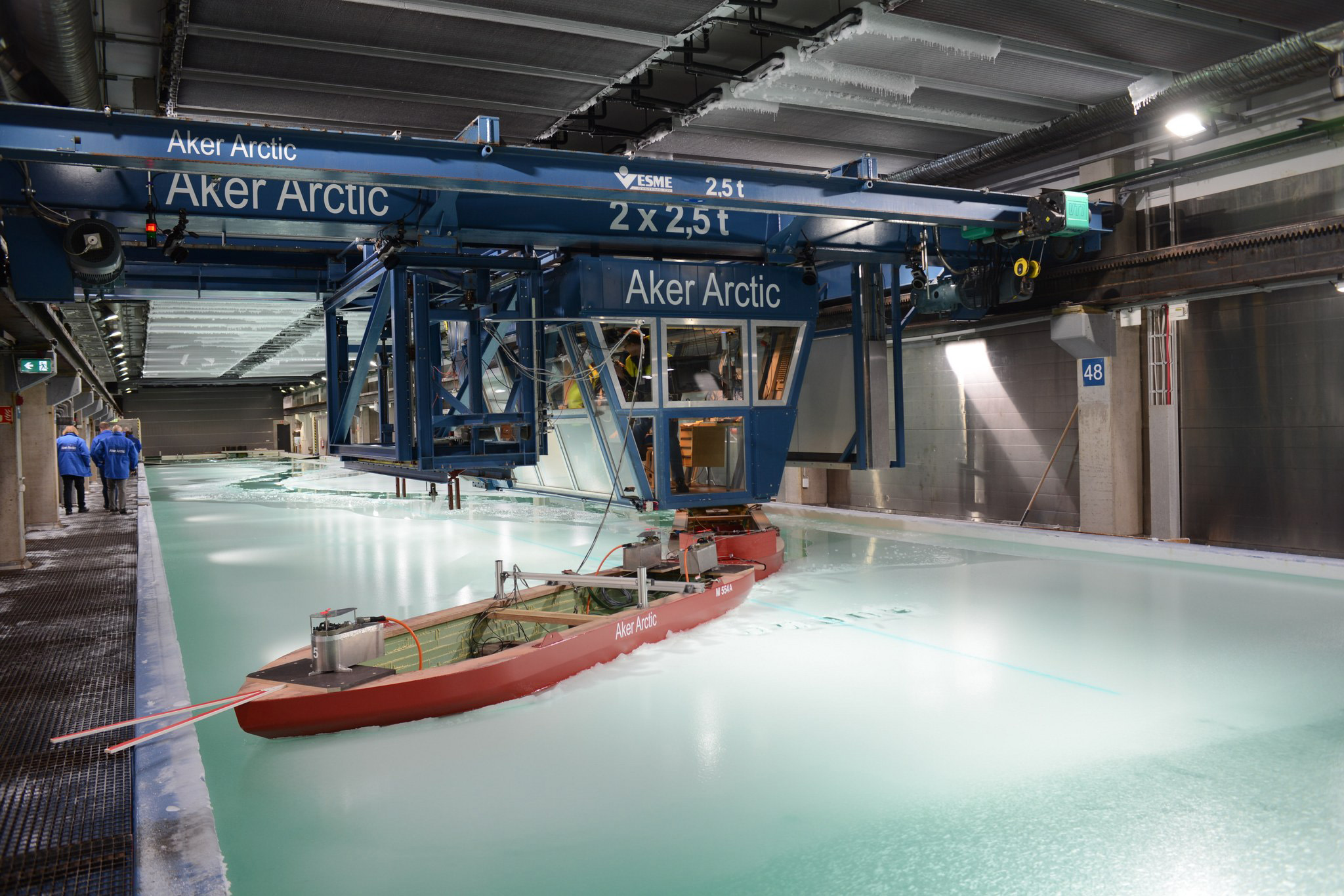 Jääaltaas käynnissä olevat jäämallikokeet jäänmurtajan pienoismallilla.