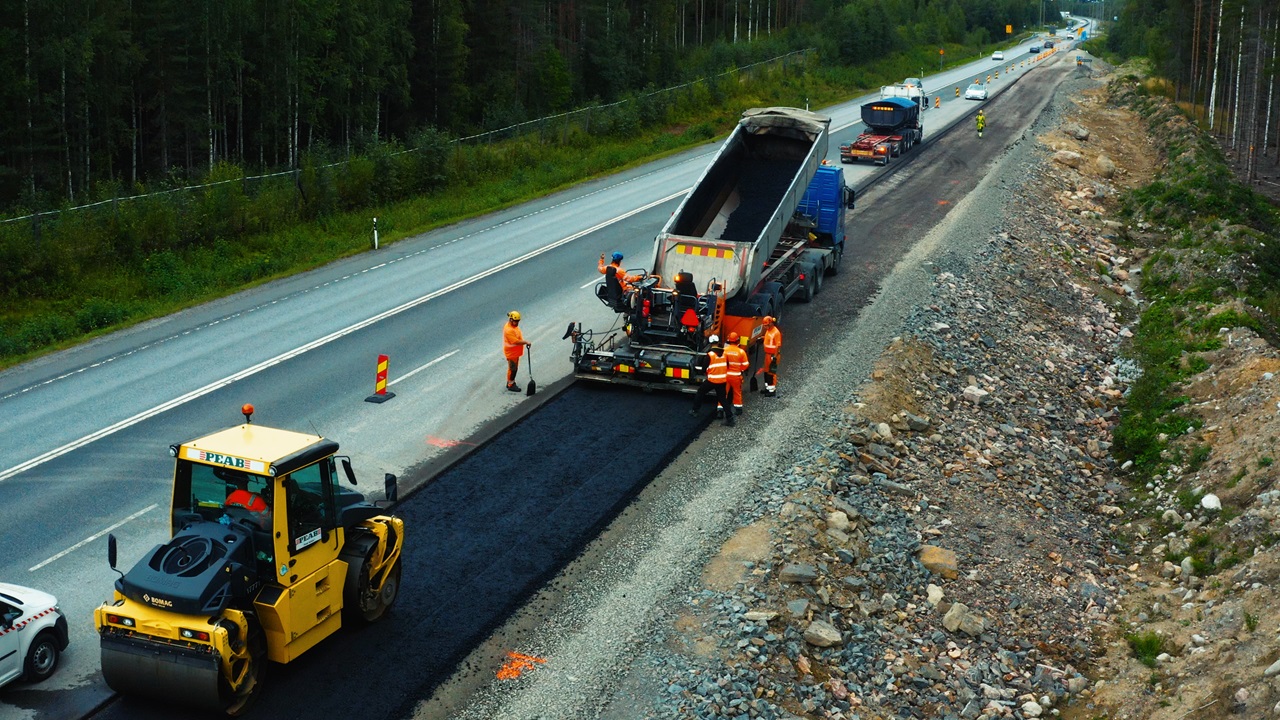 Asfalten förnyas på vägarbetsplatsen.