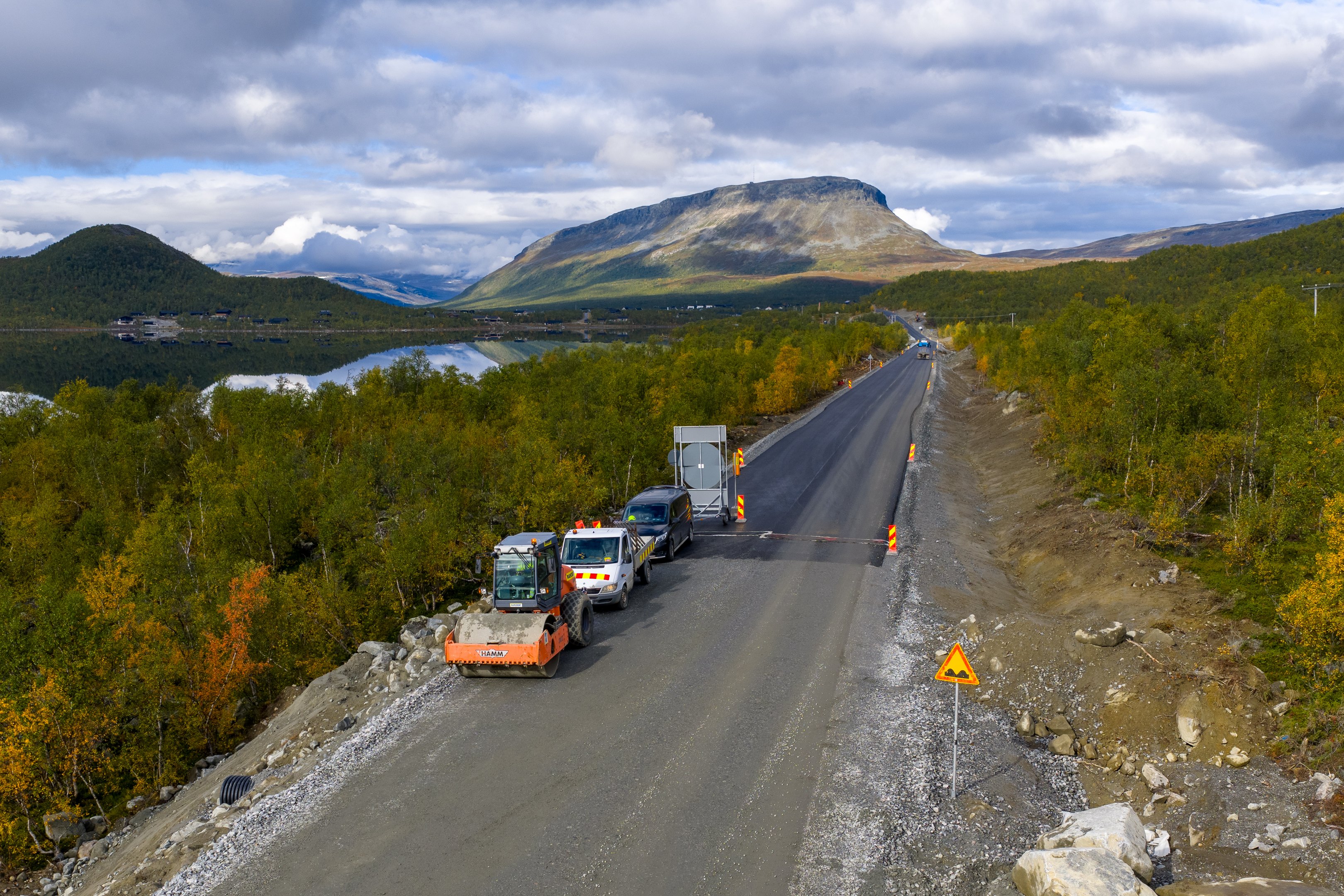 Hankealuetta valtatiellä 21, taustalla näkyy Kilpisjärven Saana-tunturi.