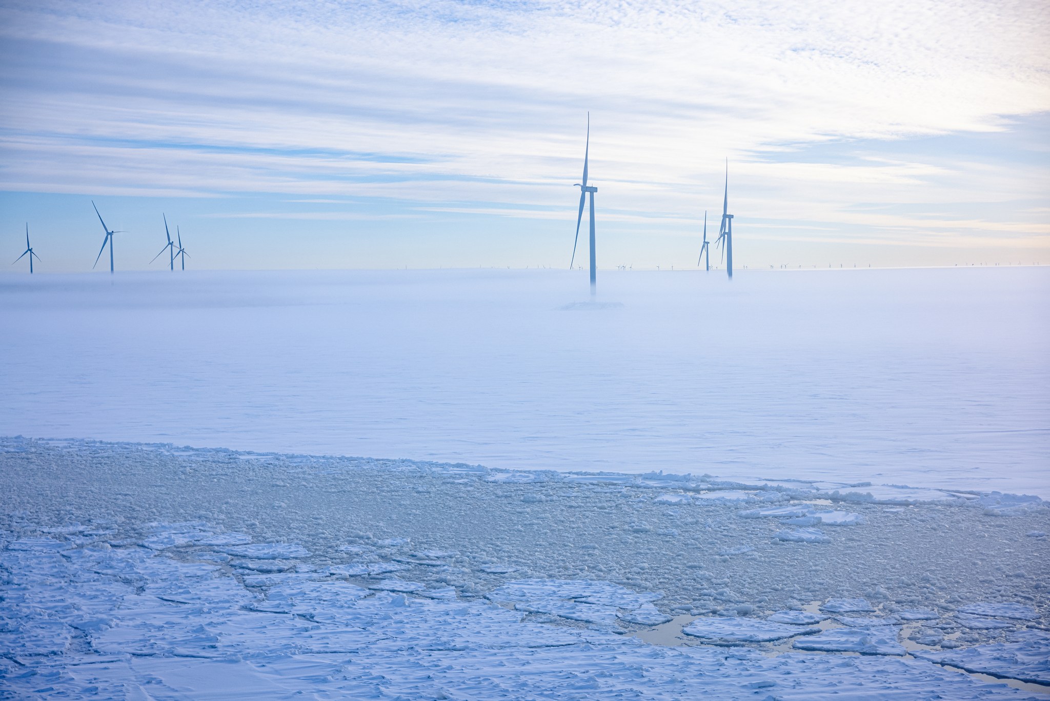 Jäinen meri ja tuulivoimaloita. 
