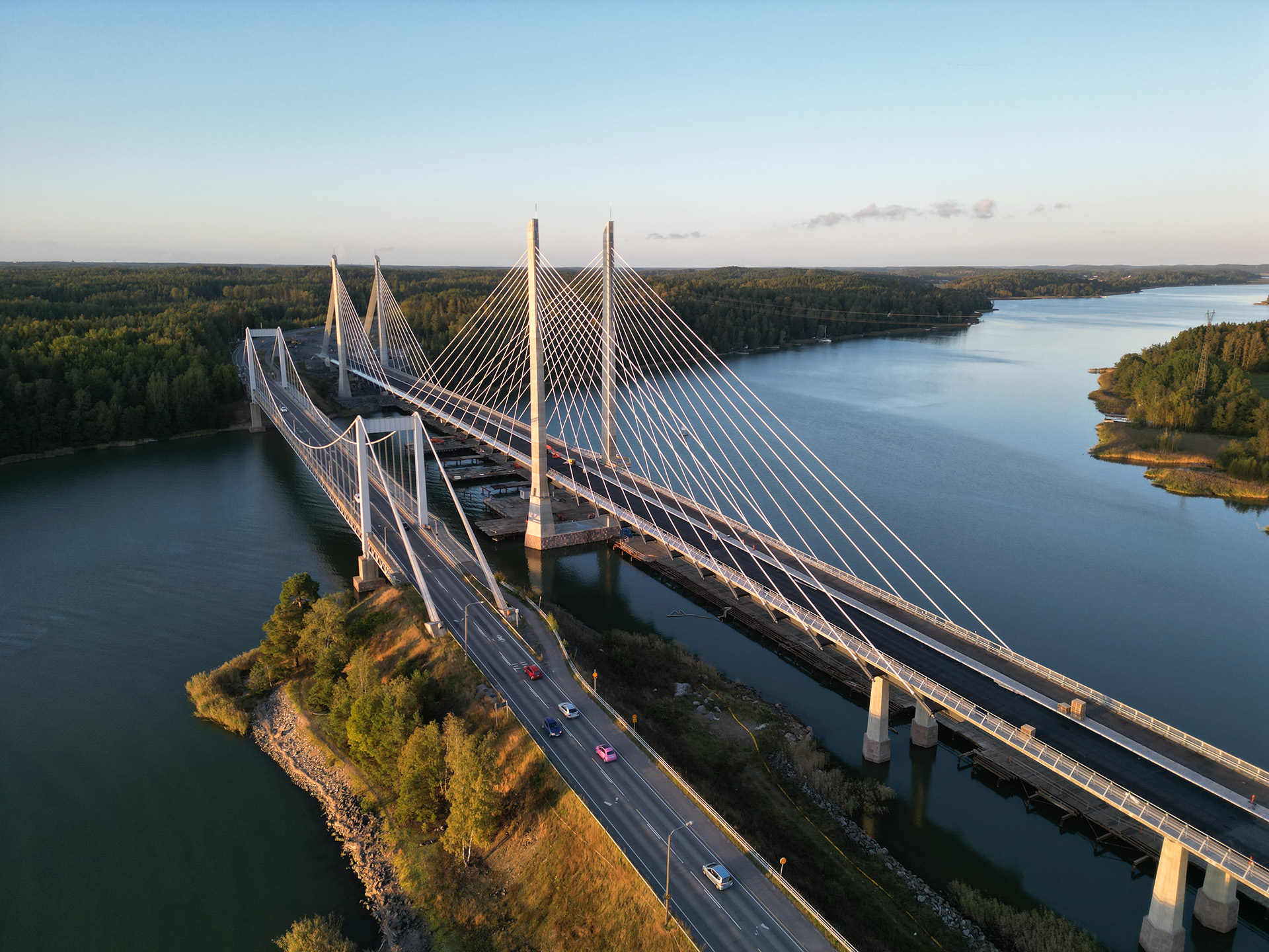 Kirjalansalmen uusi silta dronella kuvattuna.