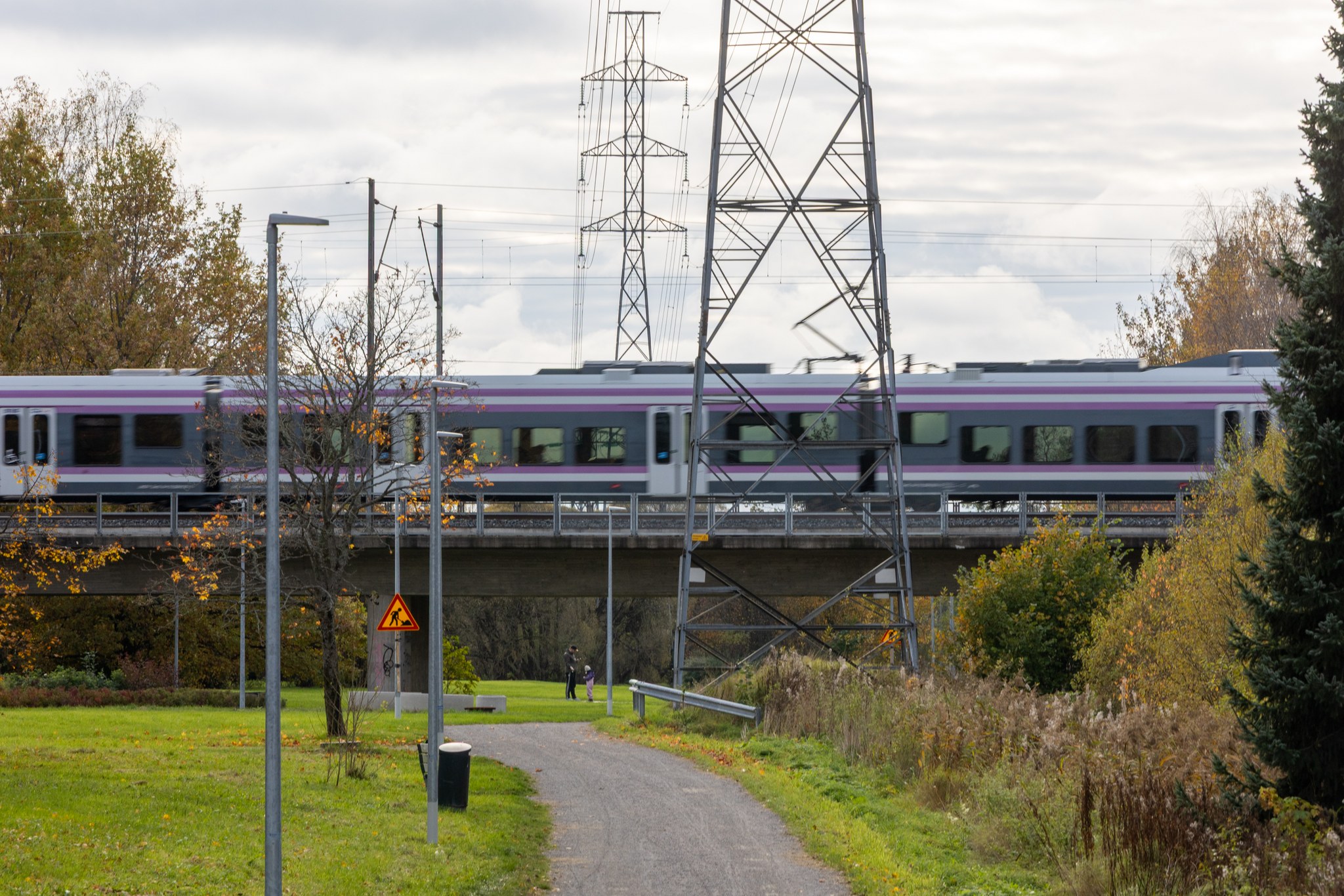 Rautatiesilta Kannelmäessä ja juna.