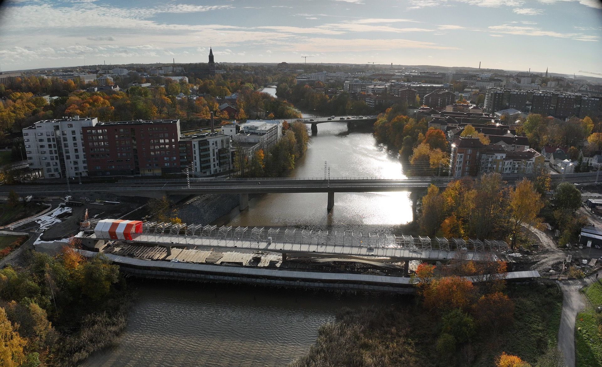 Aurajoen ratasilta ilmasta kuvattuna.
