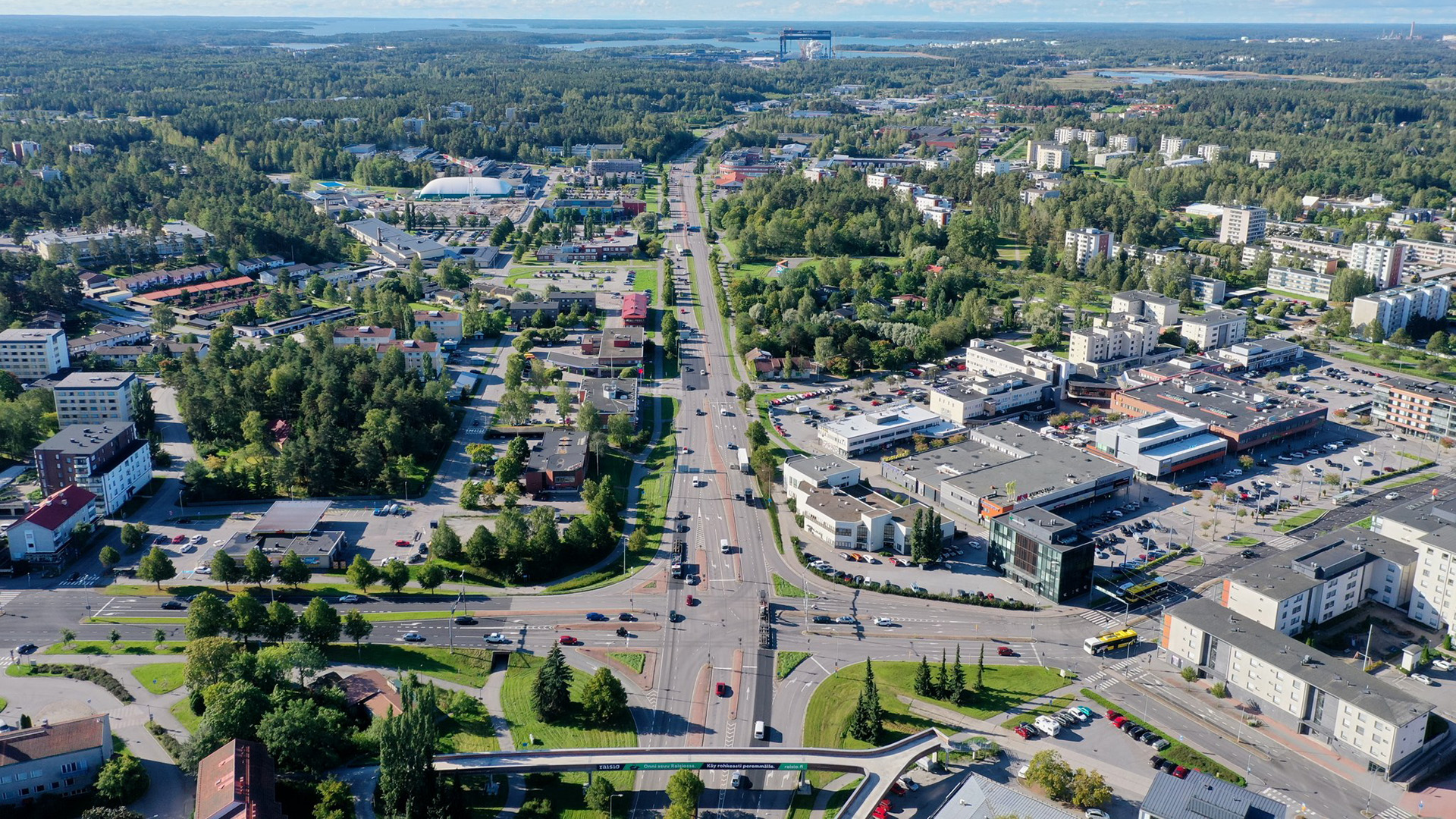 Liikennettä E18-kehätien ja Raisionkadun nykyisessä risteyksessä.