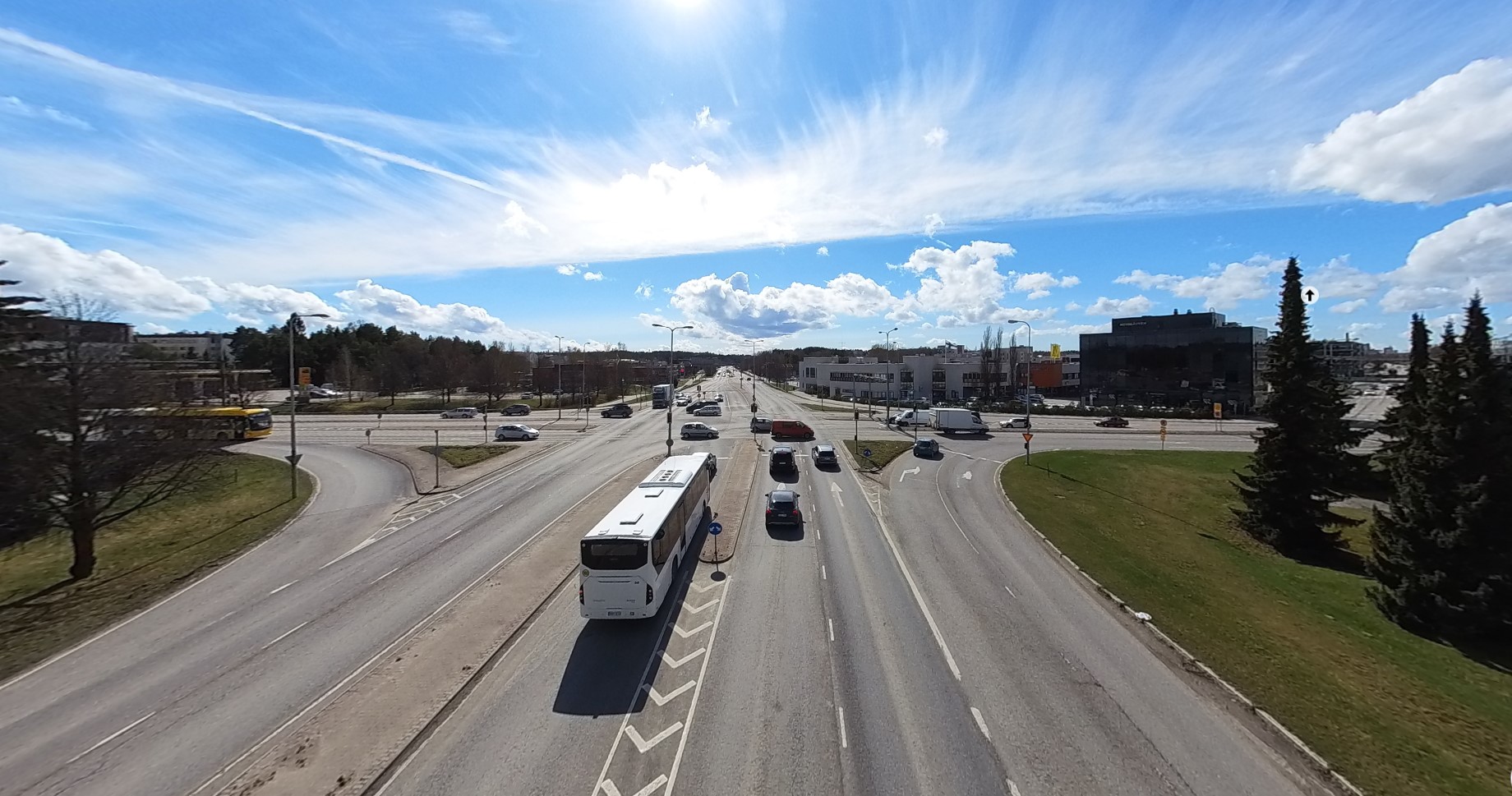 Liikennettä E18-kehätien ja Raisionkadun nykyisessä risteyksessä.