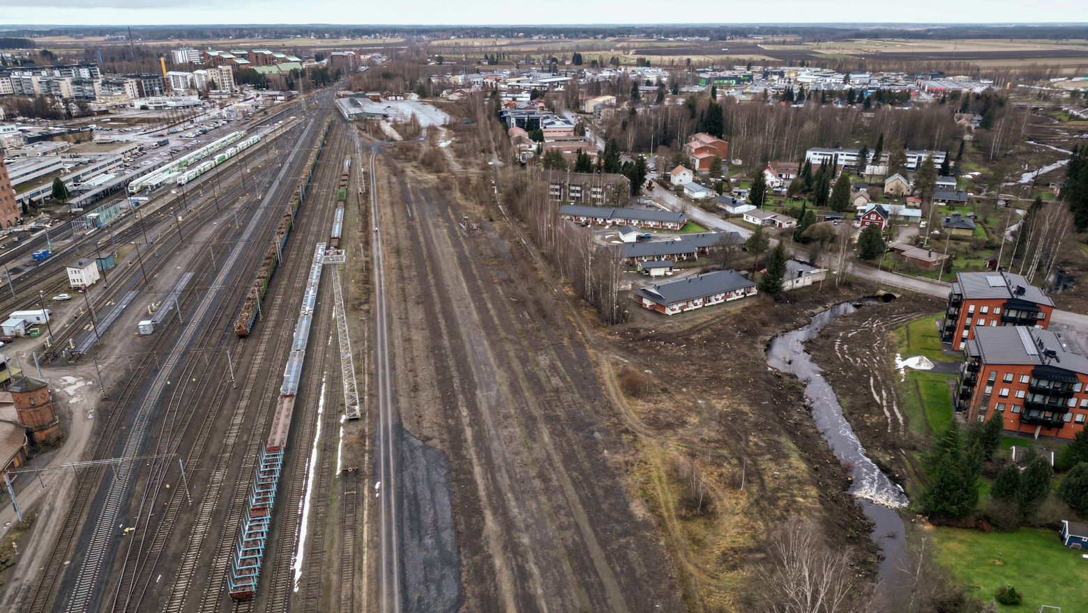 Lentokuva Seinäjoen ratapihasta, oikealla puolella Pajuluoma