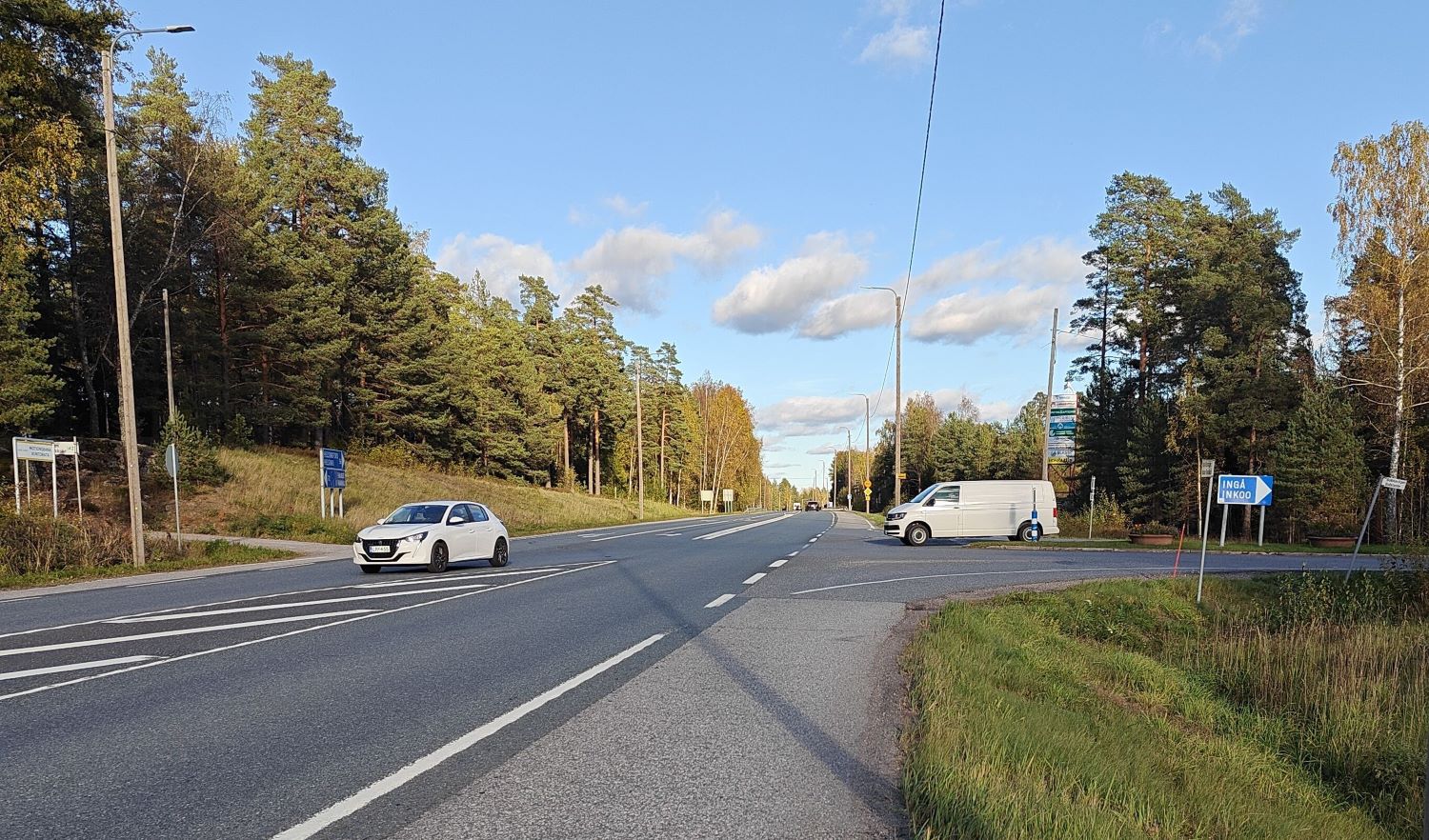 Bilden visar en korsning som behöver förbättras. Det är en trevägskorsning och delvis kanaliserad på huvudvägen.