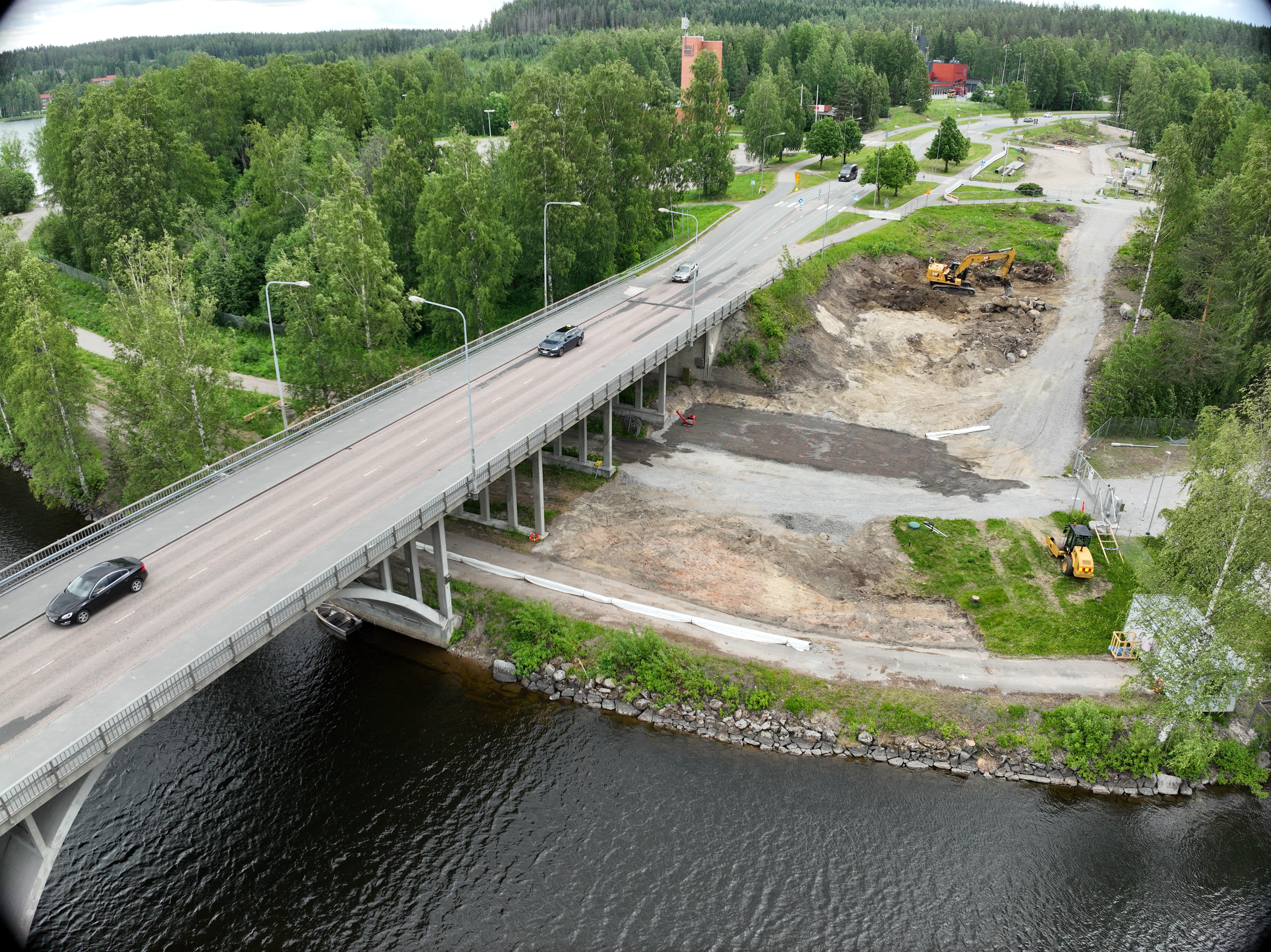 Ilmakuva Äänekosken nykyisestä sillasta ja sen viereisestä työmaa-alueesta. Kuvassa näkyvät sillan itärannalla käynnissä olevat maanrakennustyöt, kaivinkoneita sekä uuden työmaa-aluetta.