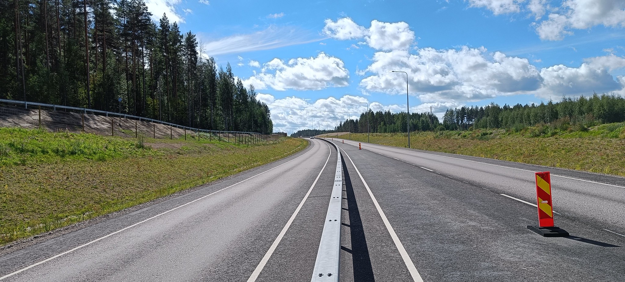 Kuva autotien keskikaideremontista kesäisestä maisemasta
