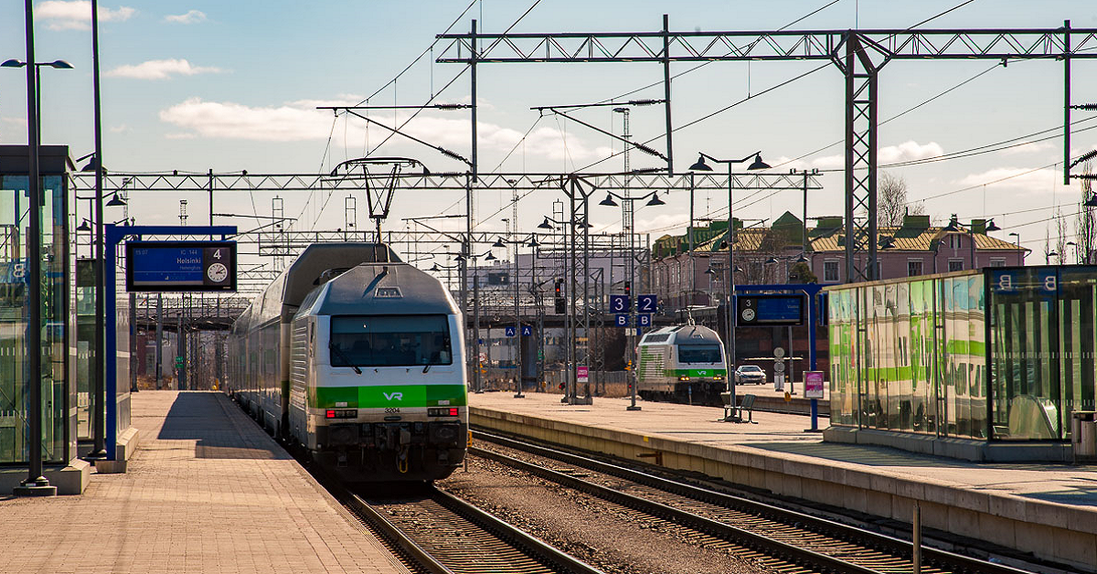 Kuva Tampereen henkilöratapihasta. Kuvassa näkyy laituri 4-5 ja 2-3. Laiturilla neljä ja kaksi on junat odottamassa lähtöä. Lisäksi kuvassa näkyy kaksi laitureilla sijaitsevaa tasonvaihtolaitetta.