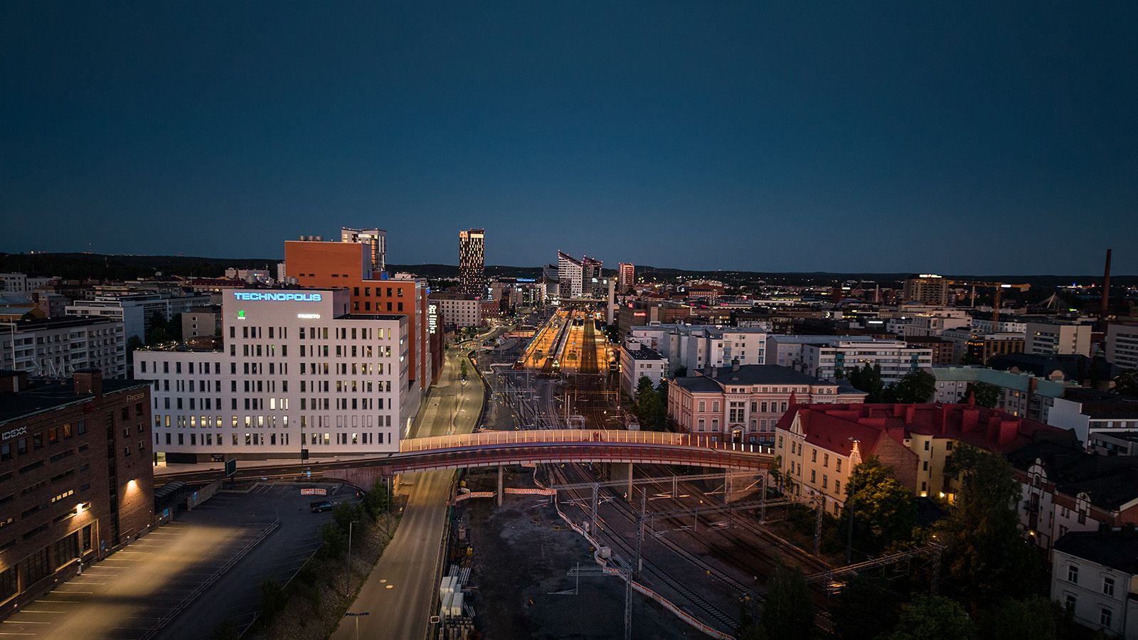 Ilmakuva henkilöratapihasta
