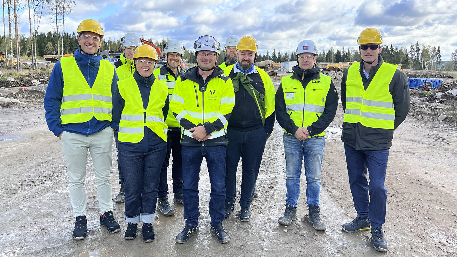 Ryhmäkuvassa seisovat työmaakierroksen osallistujat eli arviointiryhmä, Väyläviraston projektipäällikkö Antti Koski, GRK Suomi Oy:n Ville Manninen ja Heikki Kairikko sekä Rakennuttajatoimisto HTJ:n Ilmari Sikander.