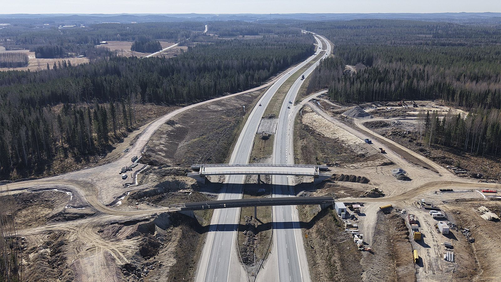 Ilmakuva valtatiestä 3 Hämeenlinnassa. Kuvan keskellä on rakenteilla oleva Moreenin risteyssilta, joka ylittää moottoritien. Sillan ympärillä näkyy laaja työmaa-alue. Moottoritiellä kulkee liikennettä ja taustalla näkyy metsämaisemaa.