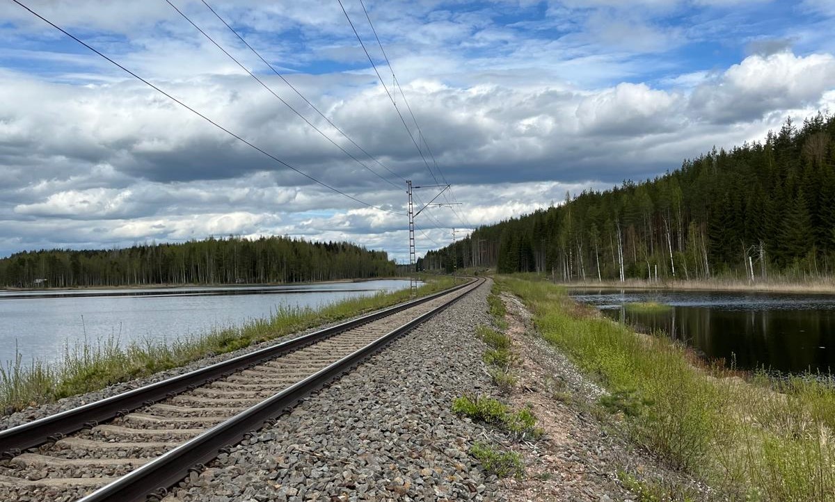 Kouvola-Kuopio ratakuva penkereeltä, molemmin puolin rataa on vesistöä