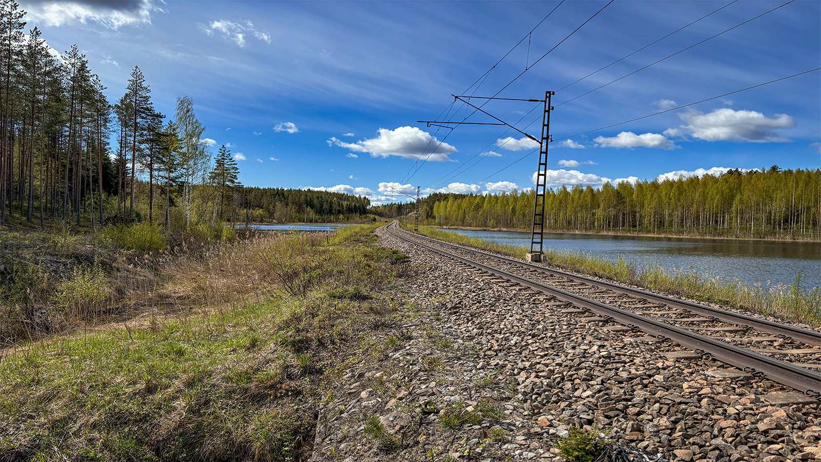 Kouvola-Kuopio rautatie kulkee vesistön ympäröimänä, kuva maastokäynniltä syksyltä 2025.