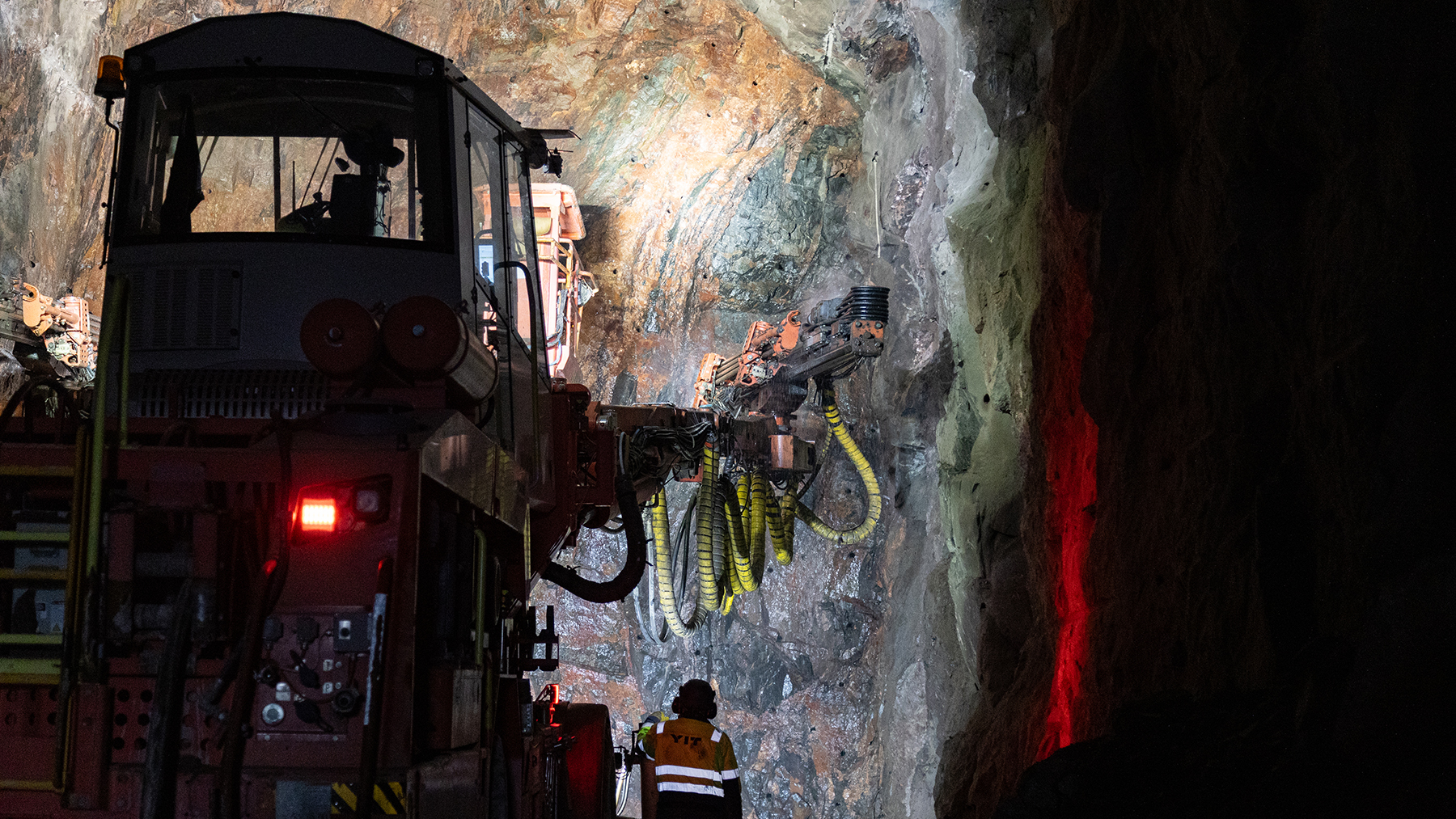 Porajumbo töissä tunnelissa.