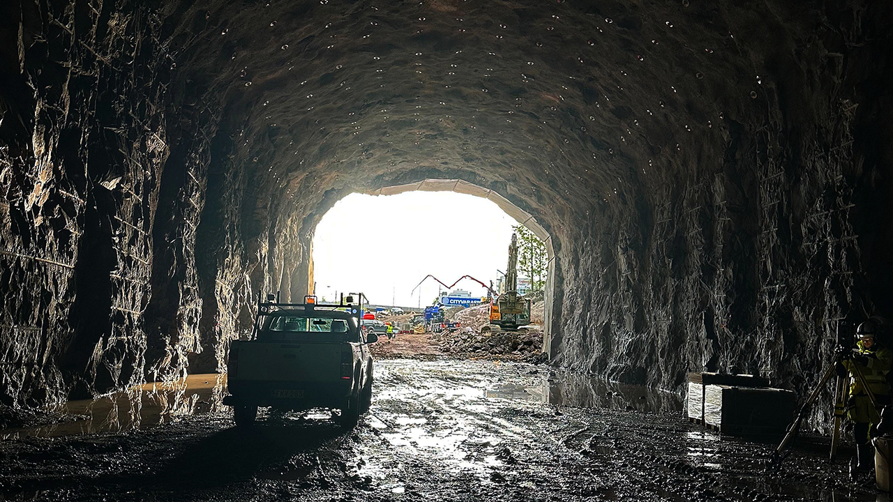 Näkymä kohti tunnelin itäpäätä 14.8.2025.