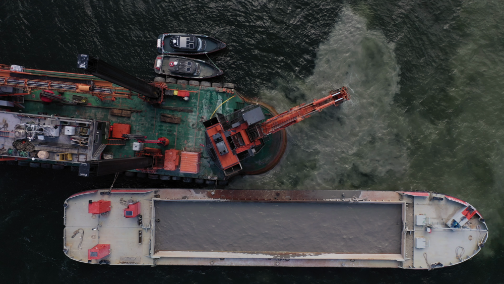 Inom projektet utfördes muddringsarbeten dygnet runt.