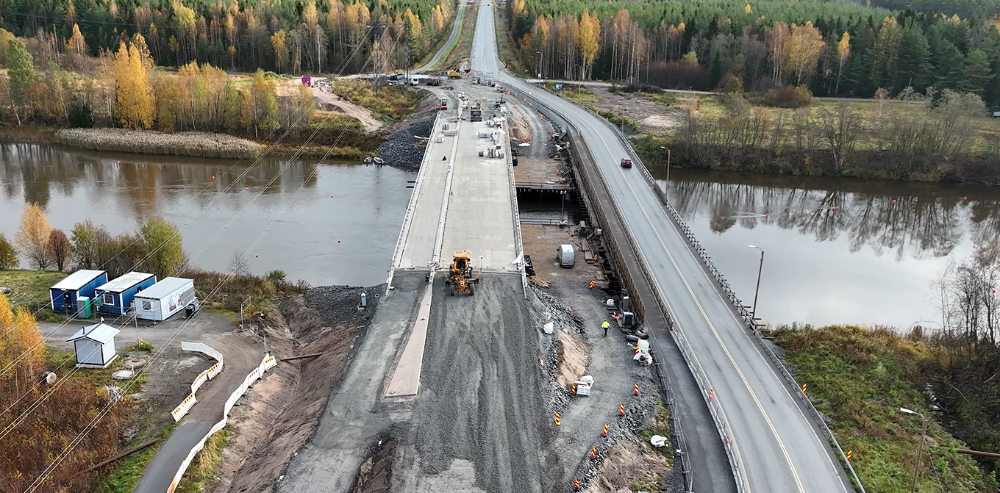 Vt 11 Koiviston silta ylhäältä kuvattuna.
