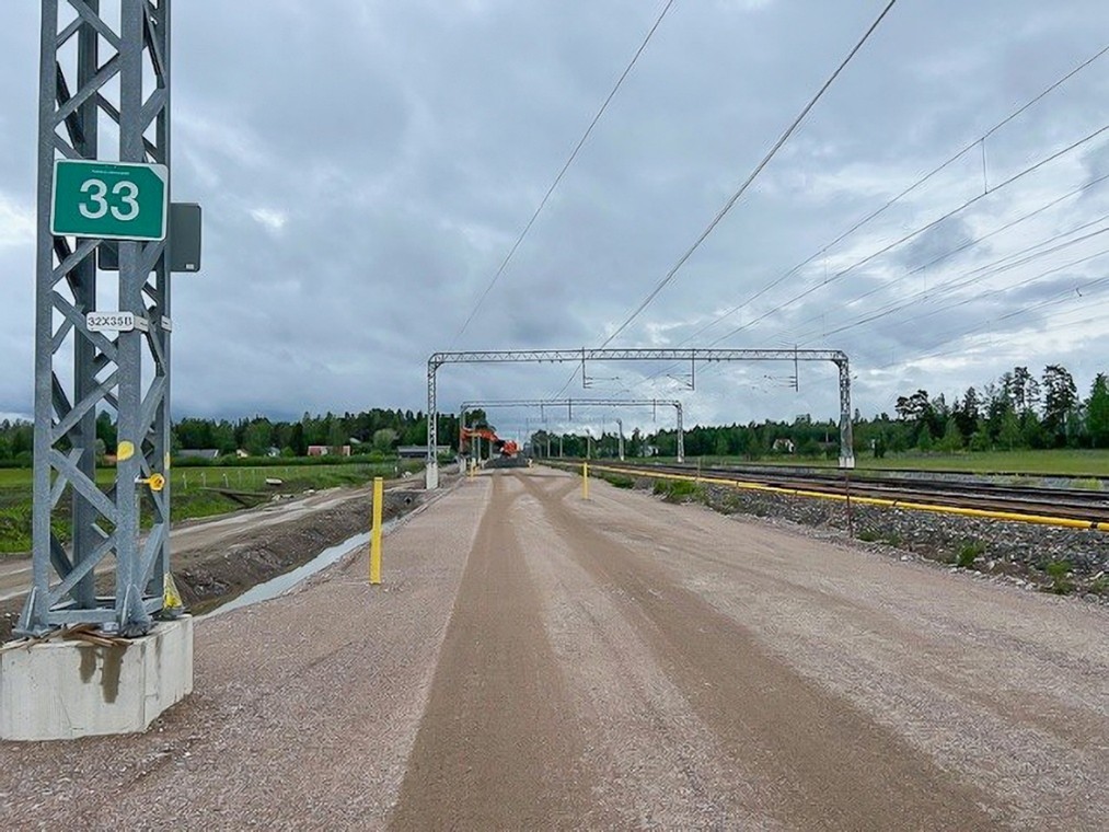 Läntisimmän raiteen pohja, jonka vieressä kulkee käytössä oleva kaksoisraide. Raiteiden yllä kulkee sähkörataportaalit.