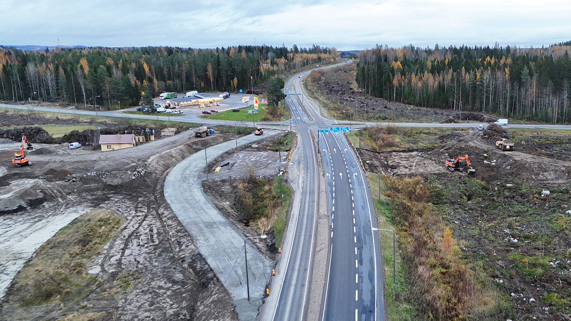 Maanrakennustöitä valtatieristeyksen ympäristössä.