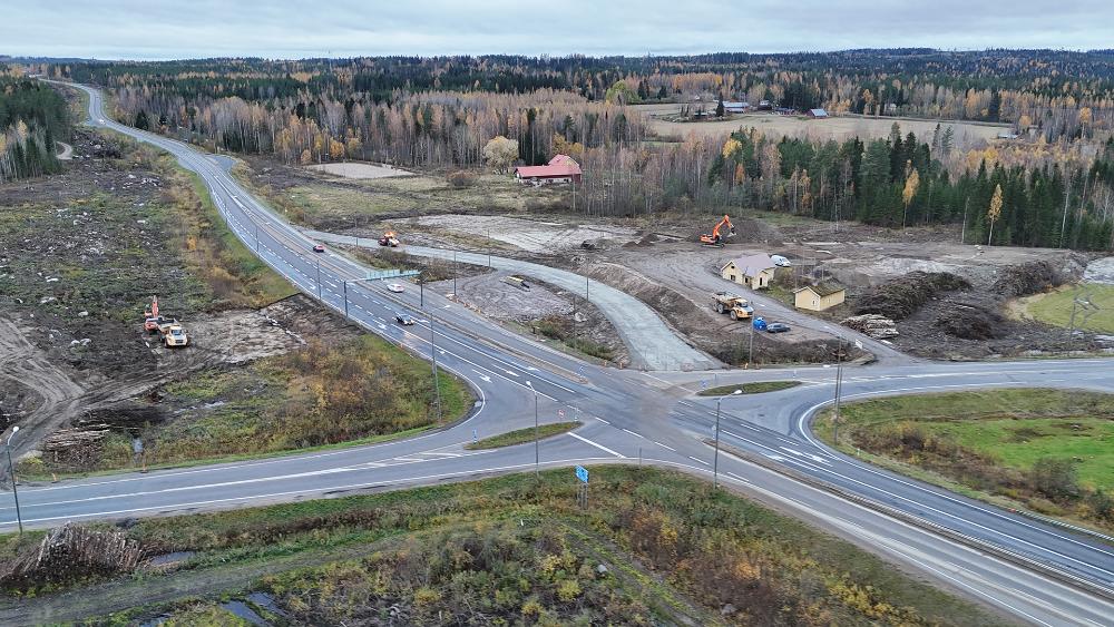 Maanrakennustöitä valtateiden risteysalueella.