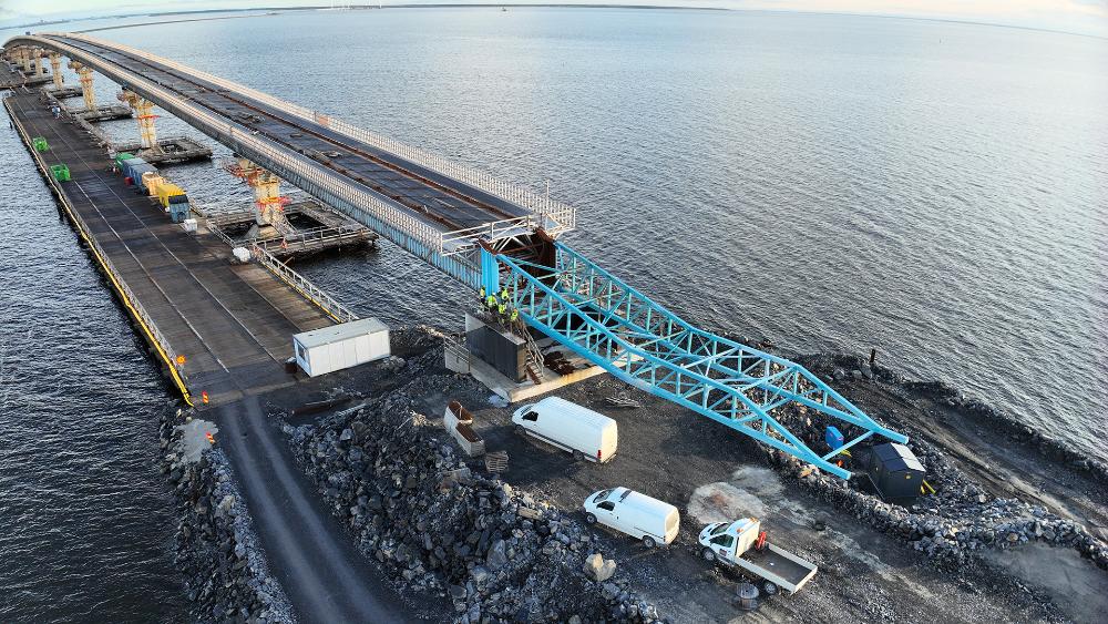 Huikun sillan teräsrakenteen pää ja siinnä kiinni oleva asennusnokka tavoittavat sillan maatuen.