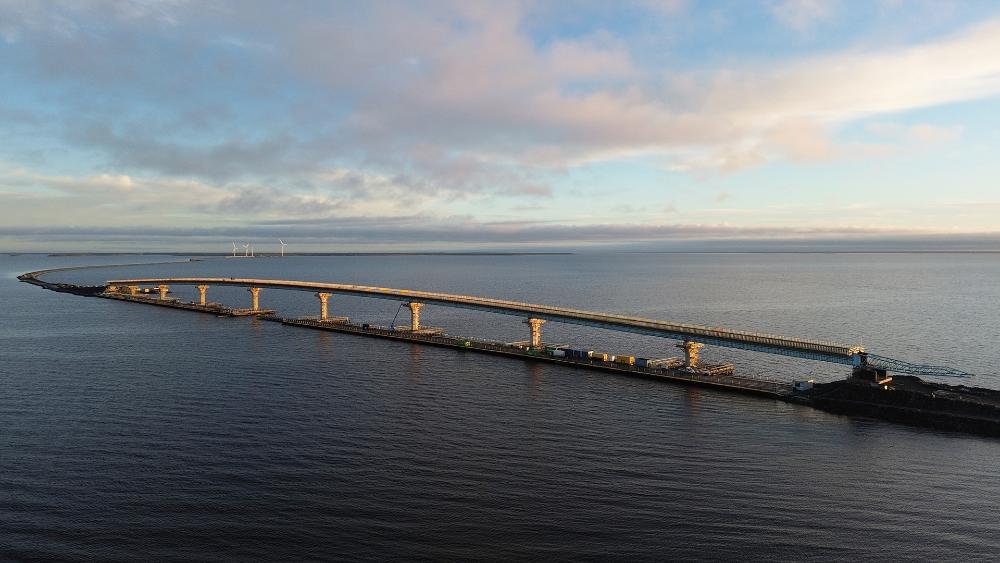 Rakenteilla oleva Huikun silta ja sen vierellä kulkeva työsilta merellä.