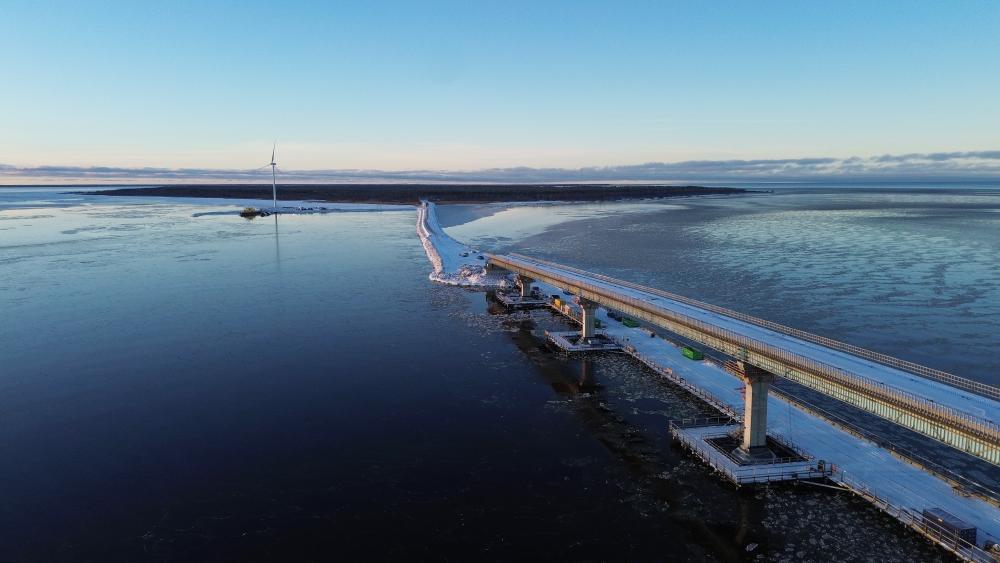 Rakenteilla oleva Huikun silta, taustalla Hailuodon saari.