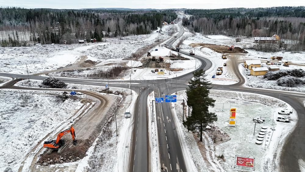 Ilmakuvassa rakennustöitä valtateiden 9 ja 13 risteysalueella. Ysitien liikenne on ohjattu kiertotielle risteyksen kohdalla.