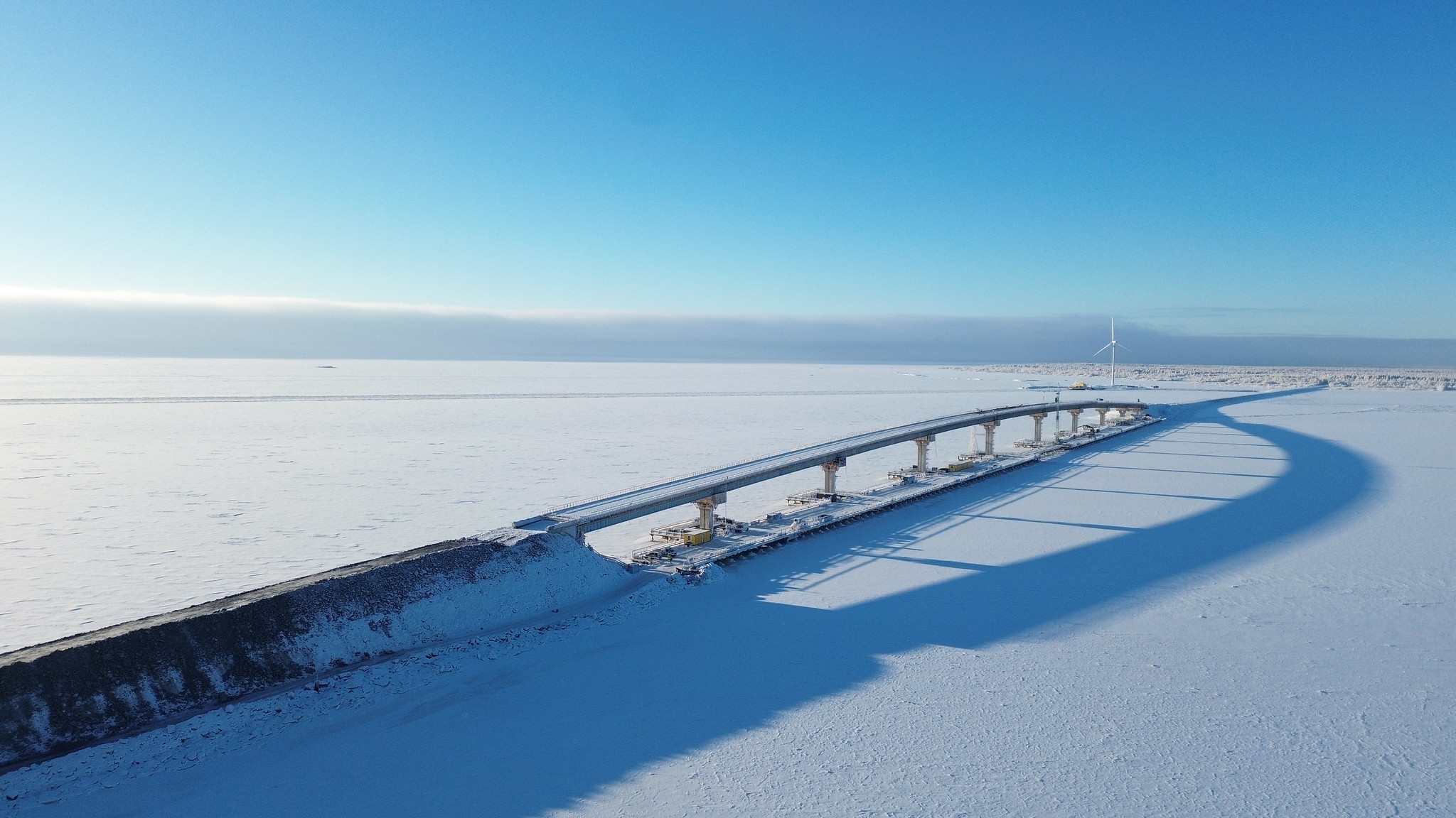 Ilmakuva Hailuodon kiinteän yhteyden työmaalta talvella.