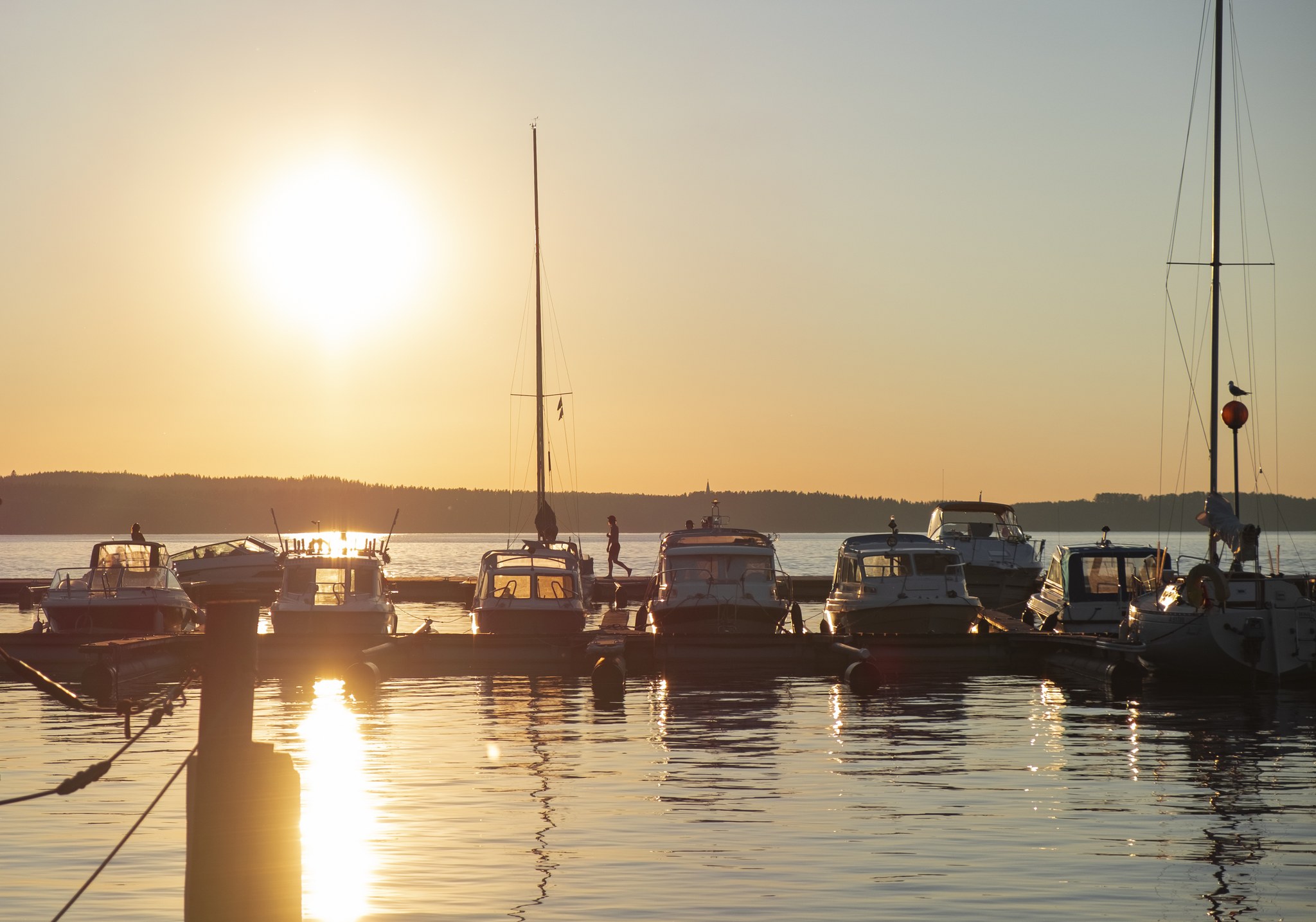 Veneitä satamassa auringonlaskun aikaan.