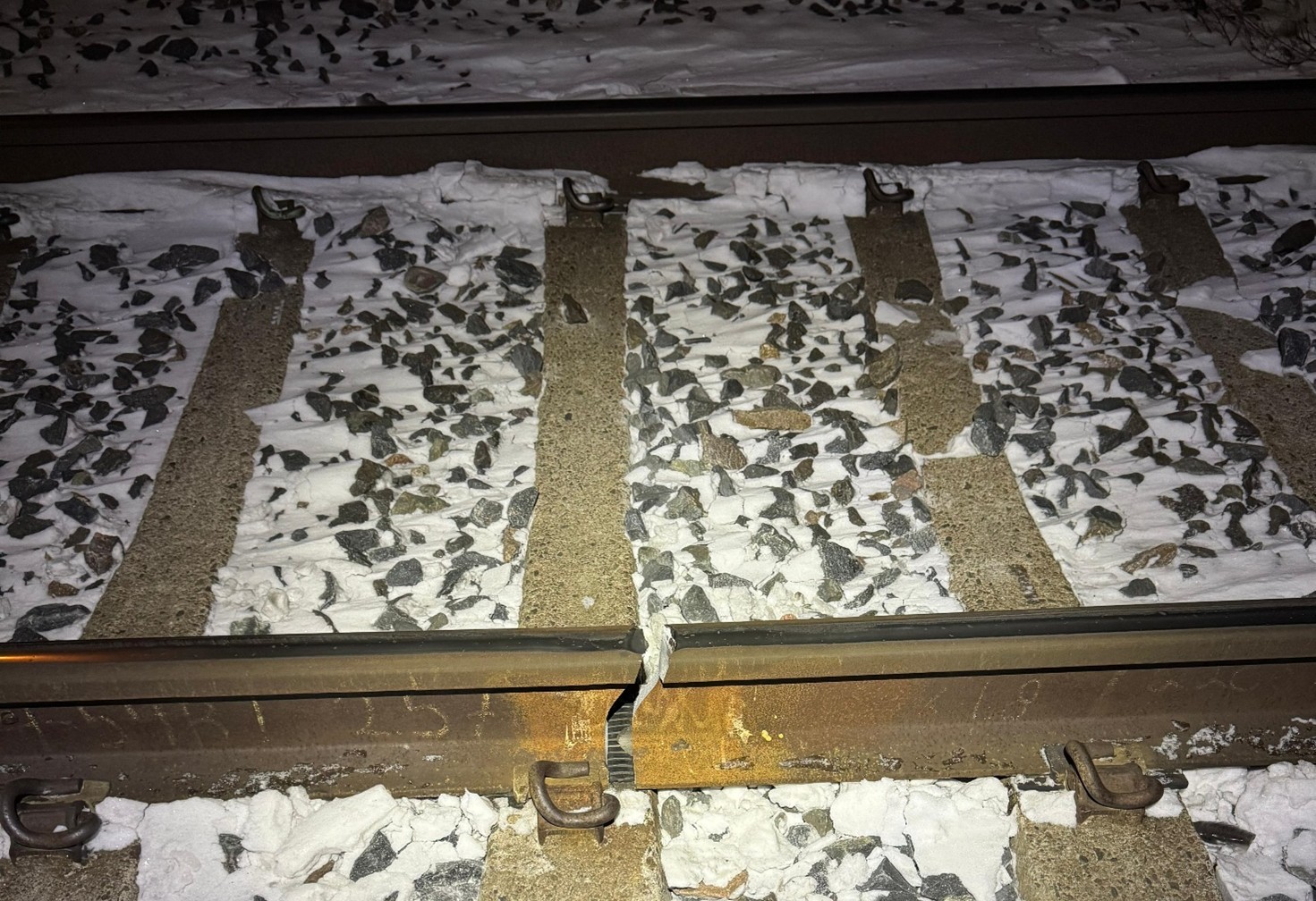 Lähikuva katkenneesta kiskosta.