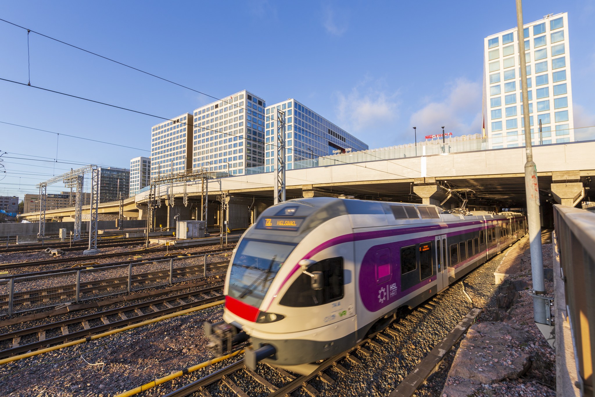 Juna lähellä Pasilan asemaa.