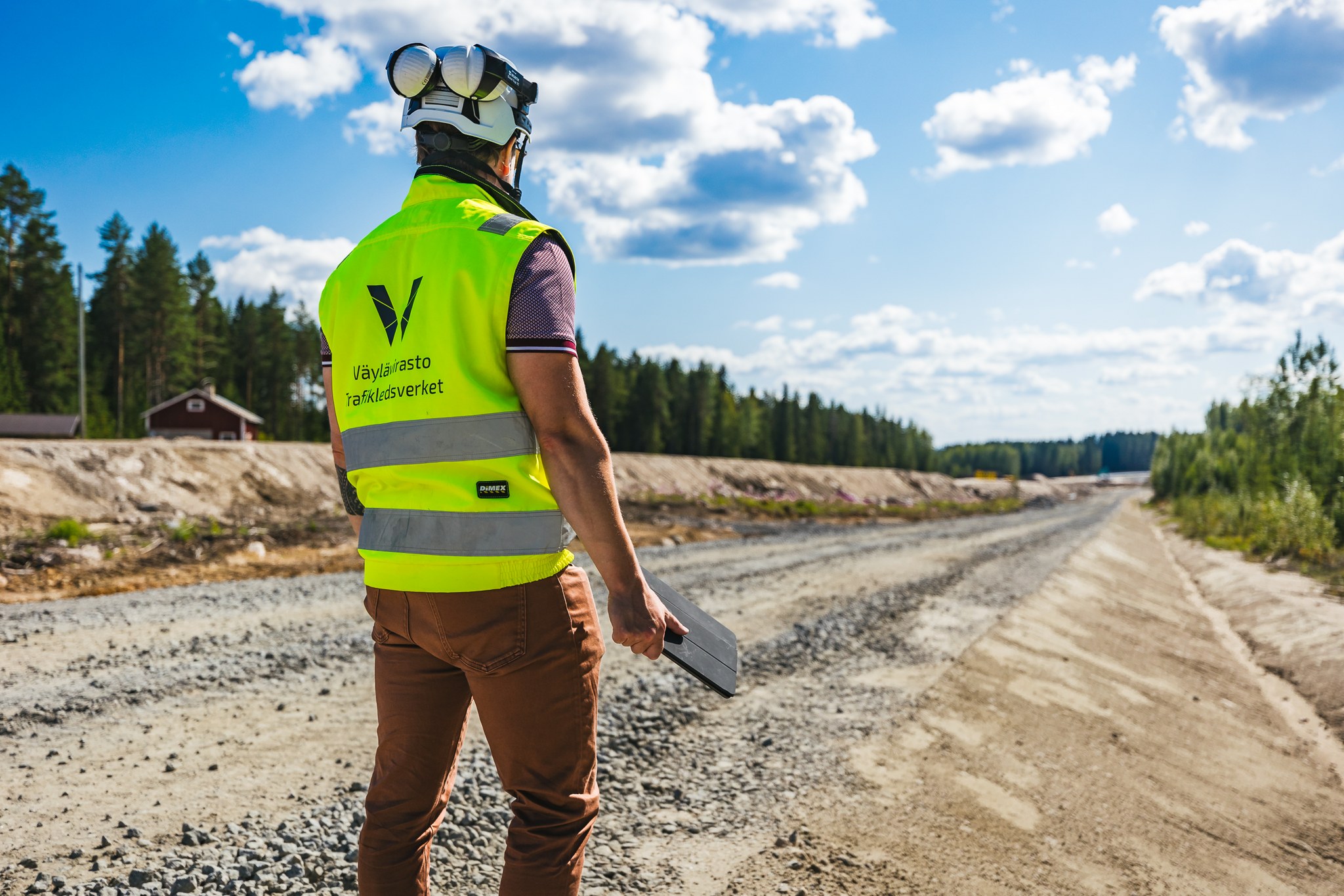 Väyläviraston työntekijä työmaalla.