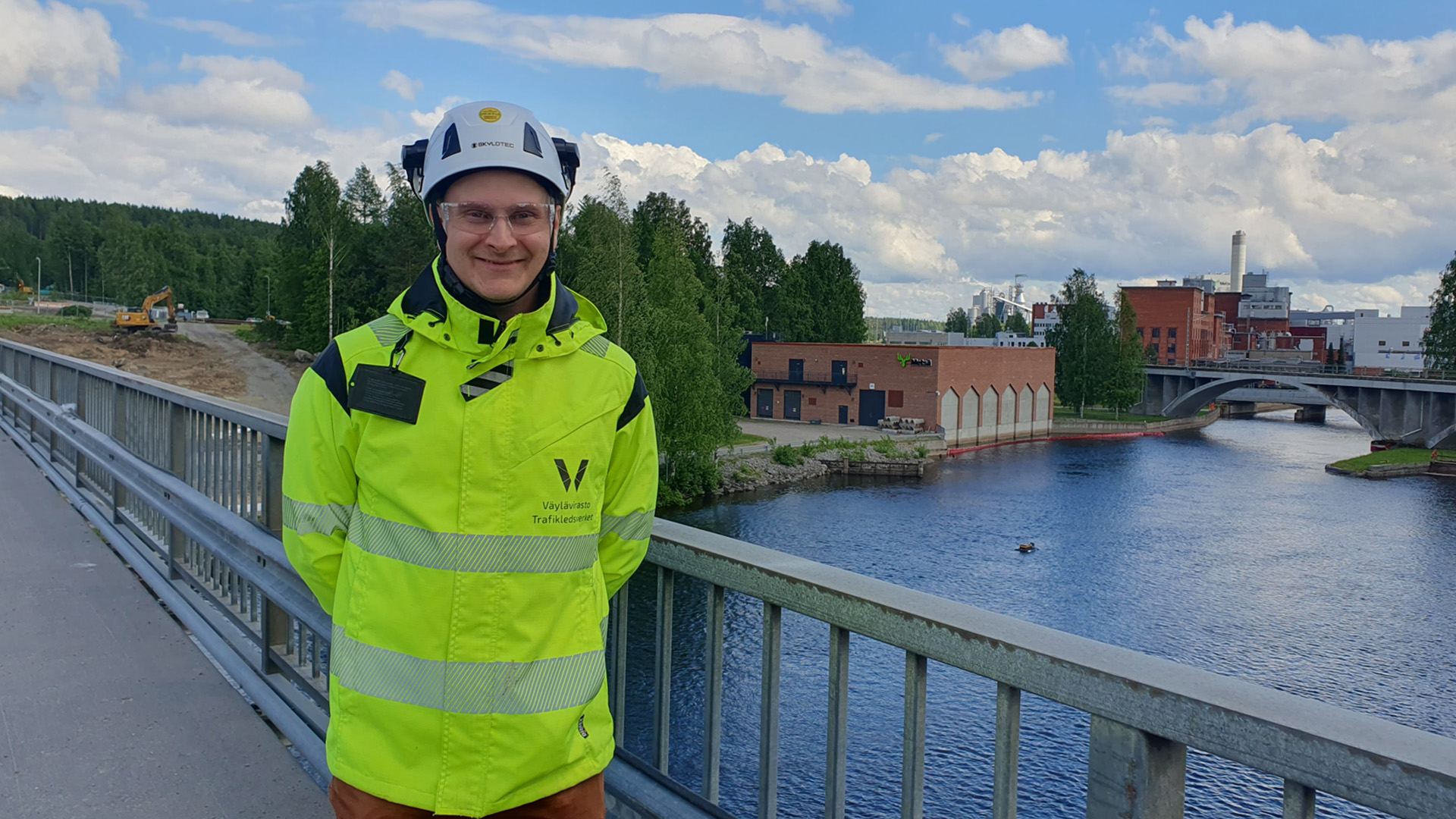 Projektipäällikkö Sami Honkanen työmaalla.