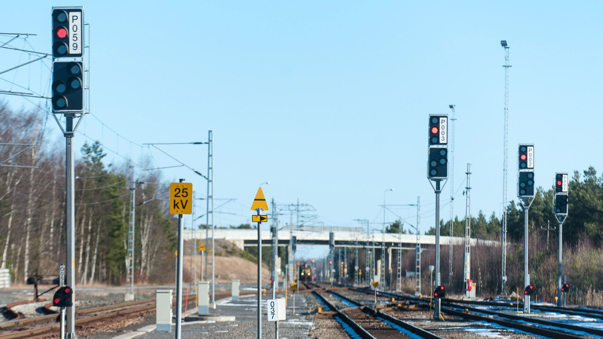 Valo-opastimia junaradalla.