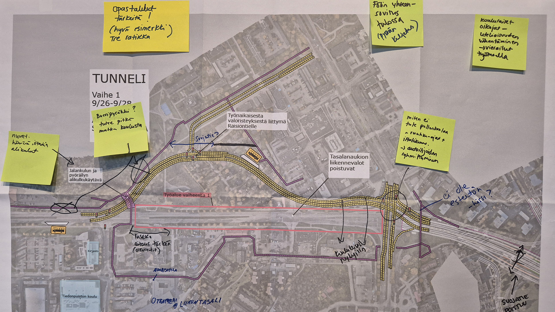 Tulostettuun karttakuvaan on kirjoitettu huomioita ja kiinnitetty ajatuksia tarralapuilla.