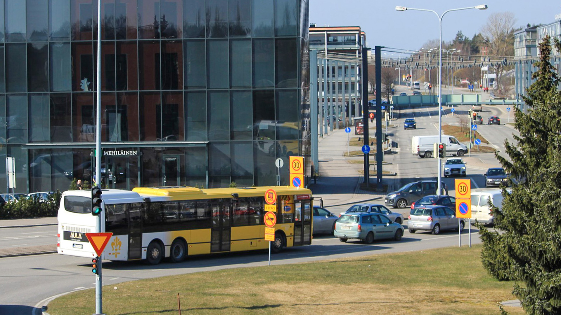Linja-auto ja muuta liikennettä Raision keskustassa.
