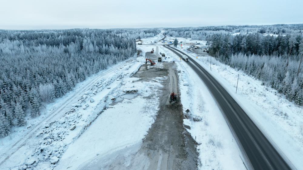 Pohjatöitä tietyömaalla käytössä olevan tielinjan vieressä.