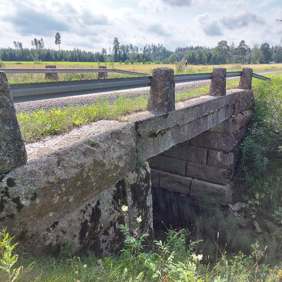 Kuvassa Lähteenojan silta kesällä.