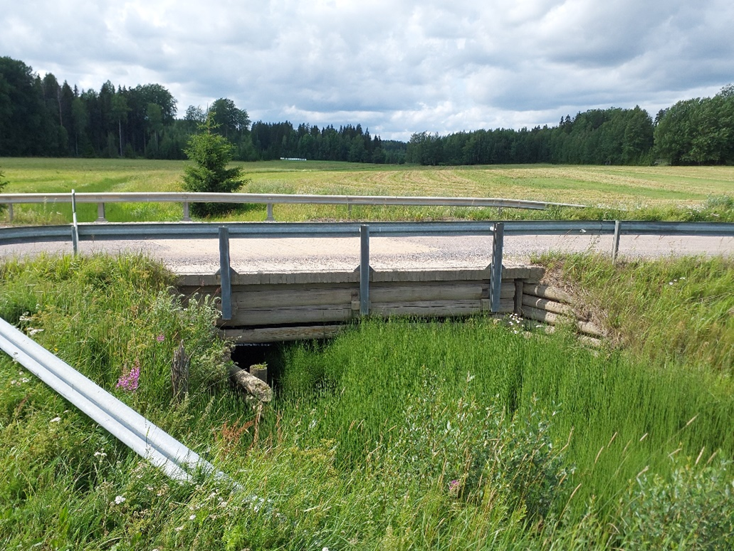 Kuvassa Alhonojan silta kesäiseen aikaan kuvattuna.