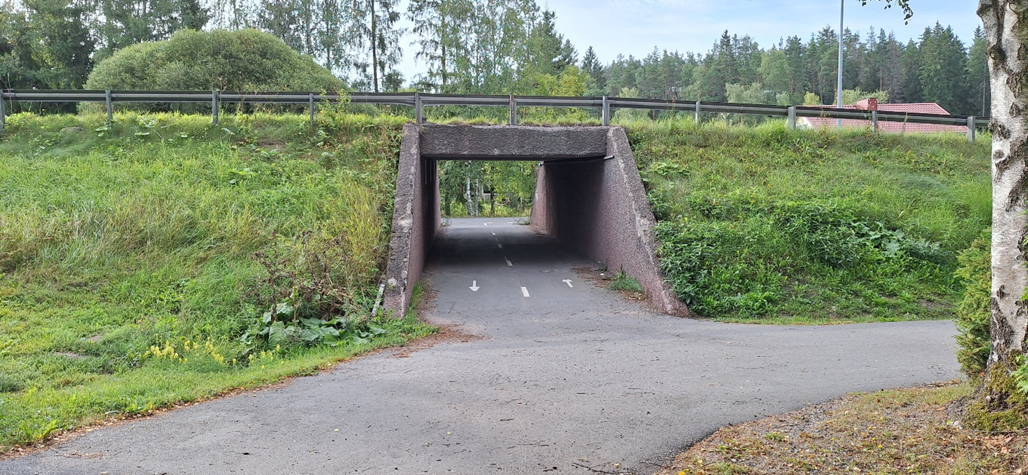 Kuvassa Vanhalinnan alikulkukäytävä kesäisenä aikana.